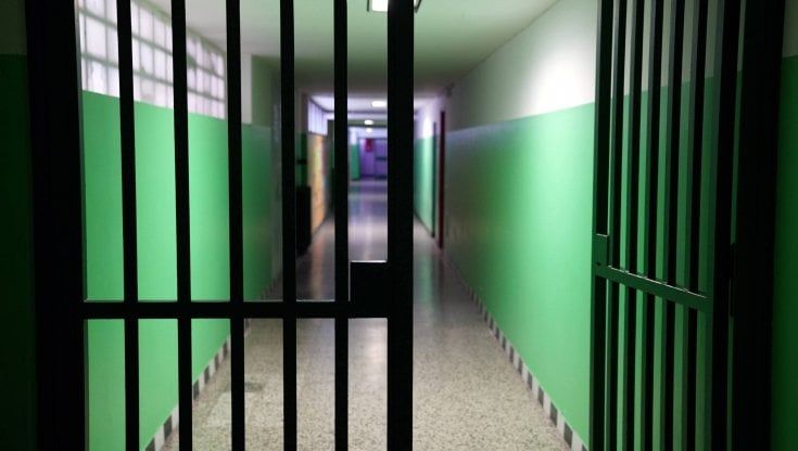 Rissa fra detenuti nel carcere di Taranto, trovati nei bagni telefonini e cavetti per ricaricarli