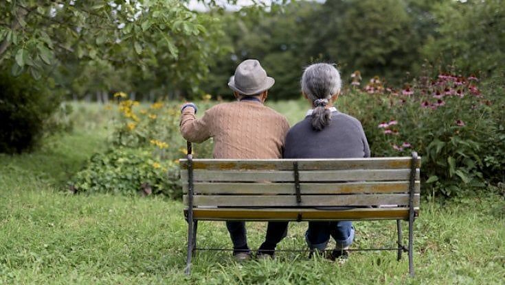 Estorsione all'amante ottantenne, arrestata a 74 anni: "Ci pedinano, paga o tua moglie avrà le nostre foto intime"