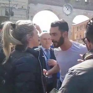 Salvini chiama la poliziotta offesa da un suo fan a Verona: "Gli agenti si rispettano"