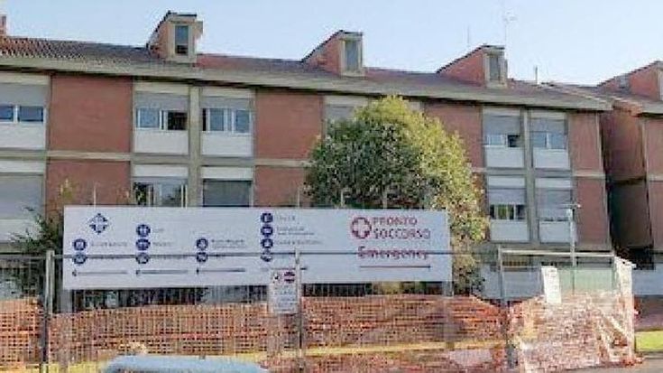 Recita il Corano di notte, in tre lo afferrano e lo lanciano giù dal balcone: grave 23enne