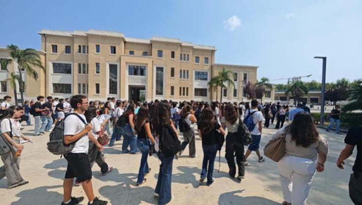 Quasi 3mila ragazzi in fila per iniziare il semestre filtro a Medicina: “Sembriamo i condannati”
