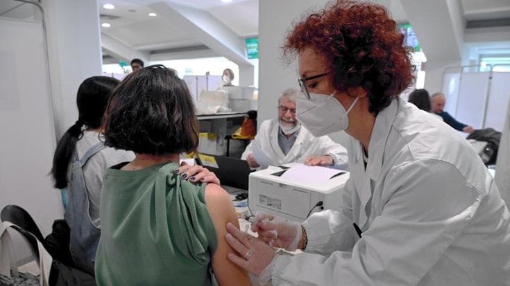 Vaccinazioni a San Siro: tanti in coda per l’iniezione davanti all’erba verde dello stadio