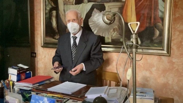 A 88 anni ha 13 lauree e un master: "Sono lo studente più anziano del mondo e non ho intenzione di smettere"