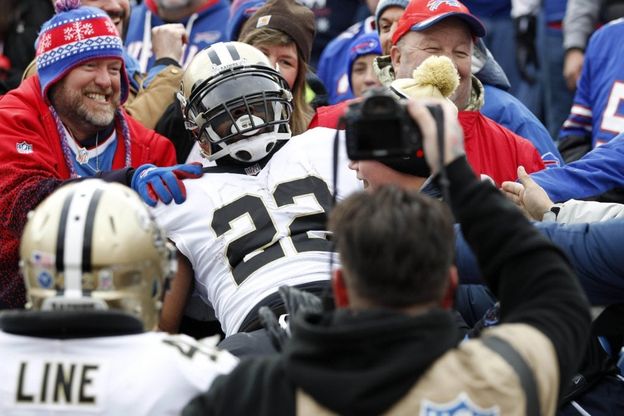 Nfl, Ingram esulta coi tifosi avversari e il touchdown è una festa per tutti