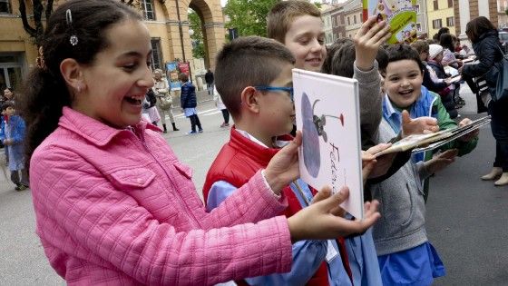 Apre la nuova biblioteca a Santarcangelo, catena di 500 bambini per festeggiarla