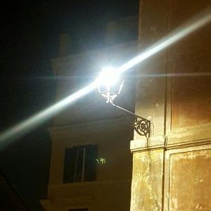 Roma, Monti, luci al led, anche il Fai accusa: “È un oltraggio alla bellezza” 