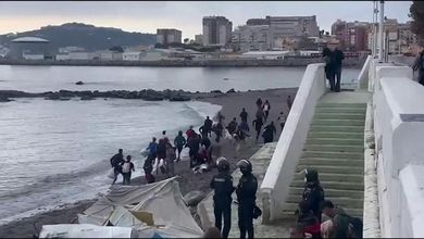Ceuta, migranti forzano il cordone di polizia: in trenta tentano la fuga verso la città