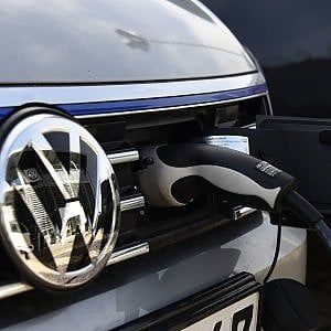 Volkswagen, con l'auto elettrica ci saranno 10mila tagli
