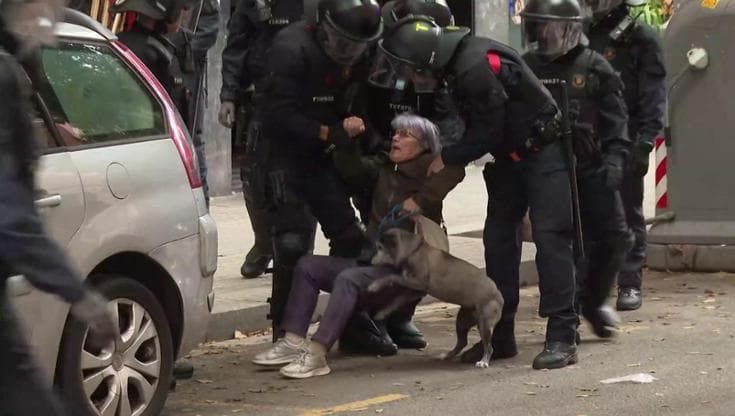 Spagna, ancora sfratti: portata via con la forza una donna dalla casa in cui vive con il cane