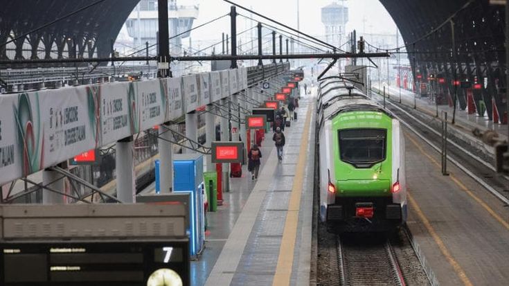 Treni in ritardo, crollano i rimborsi della Regione ai pendolari: da 5,7 milioni a 100 mila euro