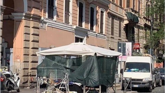 Piazza Vittorio, il ballo delle bancarelle dopo la gaffe del Comune. Il I municipio: "Ora di nuovo rimosse tutte"