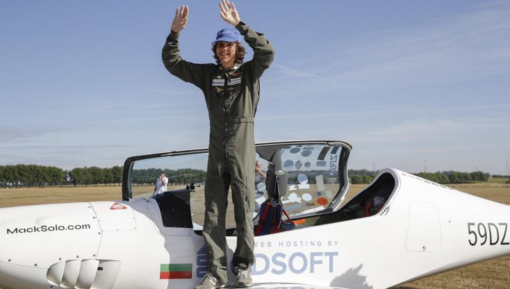 Mack, a 17 anni in volo attorno al mondo da solo su un ultraleggero: è il più giovane di sempre
