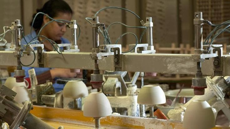 Il mondo della ceramica bussa a Bruxelles: “Senza interventi urgenti chiudono gli impianti”