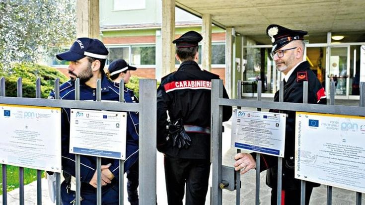 L’arrivo a scuola e la fuga: il video in diretta dell’accoltellamento della prof Chiara Mocchi