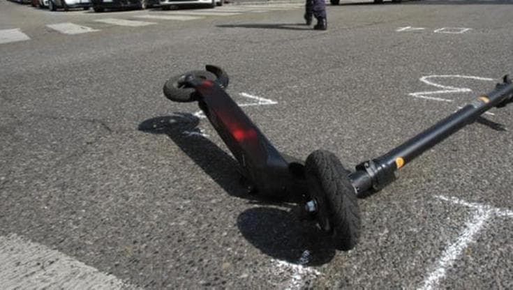 Napoli, monopattino lanciato dall’alto in strada: denunciati due minorenni per lesioni gravi