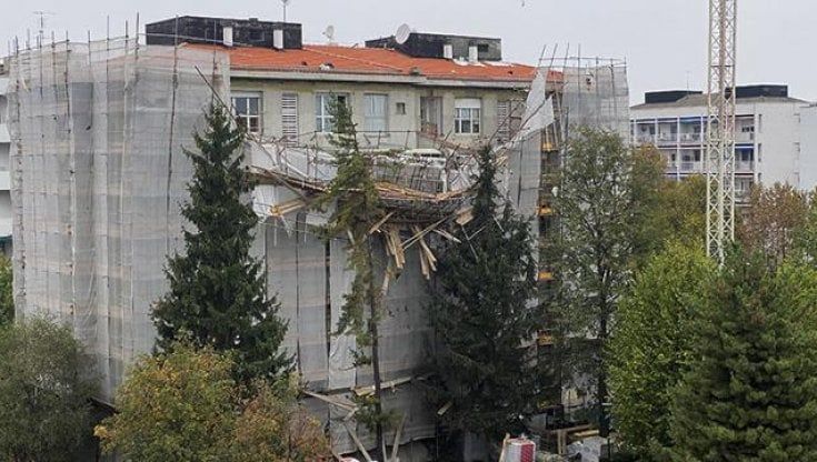 Rivoli, cade un ponteggio:  tre feriti gravi