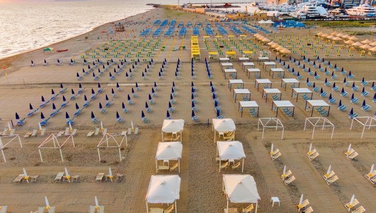 Viareggio, polemica per le parole del consigliere Fdi: “I giovani non cercano lavoro, vogliono subito i diritti”