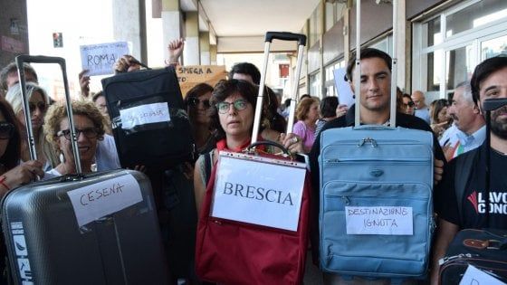 Scuola, i docenti trasferiti al Nord protestano a Bari con figli e coniugi: "Un'emergenza sociale"