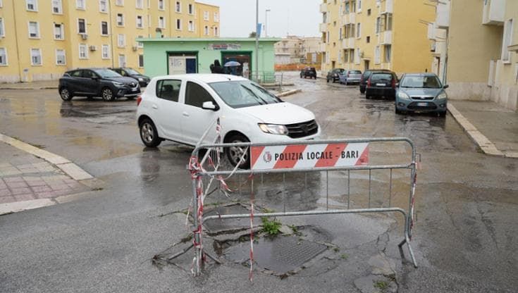 Le transenne perenni sparse in tutta Bari: “Icone dell’incuria”