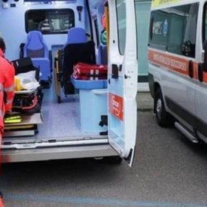 Lecce, colpito da un ramo mentre pota un pino: muore operaio 49enne