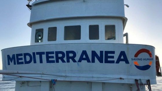Migranti, la denuncia di Mediterranea: gommone riportato in Libia