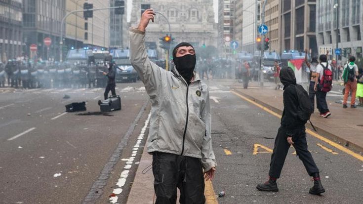 Dopo i disordini è unanime la condanna della politica. Ma la Lega va all’attacco: “Come terroristi”