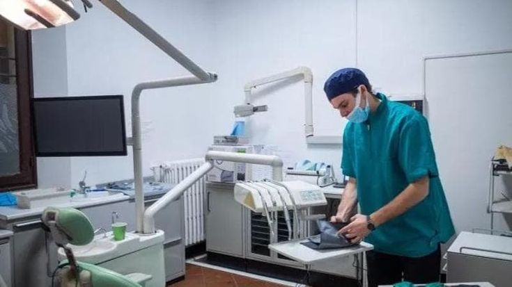 Infermieri di strada, dentisti, oculisti, ginecologhe: quella rete solidale da 10mila visite l’anno
