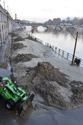 Ai Murazzi di Torino trincee di fango a tre giorni dall'alluvione