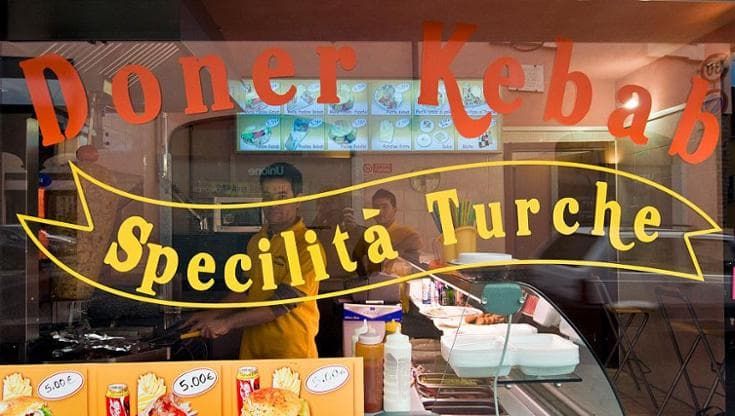 Marche, la “legge anti-kebab” divide: tutela o discriminazione?
