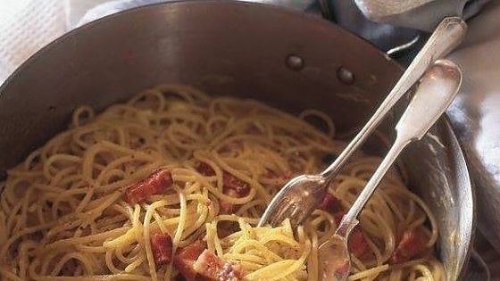 Panna, olio, vermouth e noce moscata: Nigella Lawson stravolge la carbonara (e fa il pieno di insulti online)