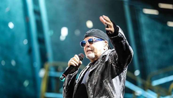 Vasco Rossi cittadino onorario di Rimini, ma non all’unanimità: Lega e No vax votano contro
