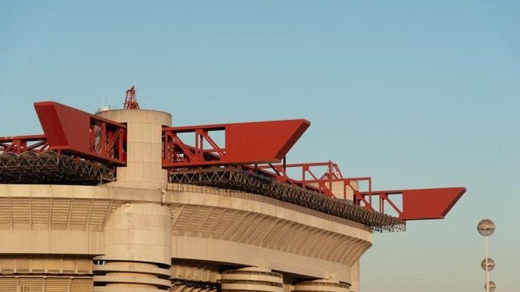 Passeggiare sulle travi rosse dello stadio San Siro: ora si può fare (fino a ottobre)