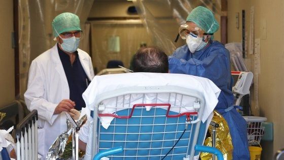 L'allarme dei medici al premier Conte: "Quasi esauriti i posti in rianimazione in Piemonte, colleghi in prima linea disperati"