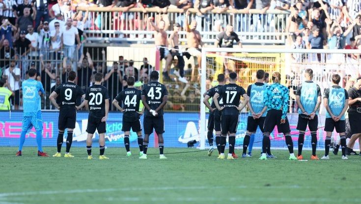 Juve, i tifosi: "Ridicolo portare i giocatori sotto la curva". Attacco a Bonucci: "Non è mai stato un leader"