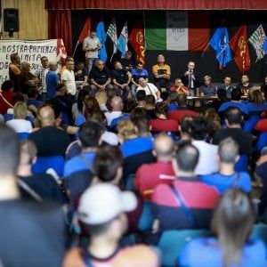 Whirlpool, operai nello stabilimento di Napoli: domani corteo