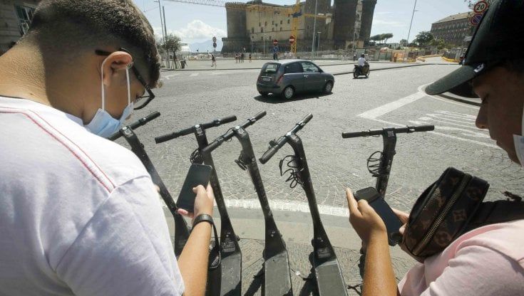 Monopattini elettrici, boom a Napoli: "Ma più sicurezza e regole chiare"