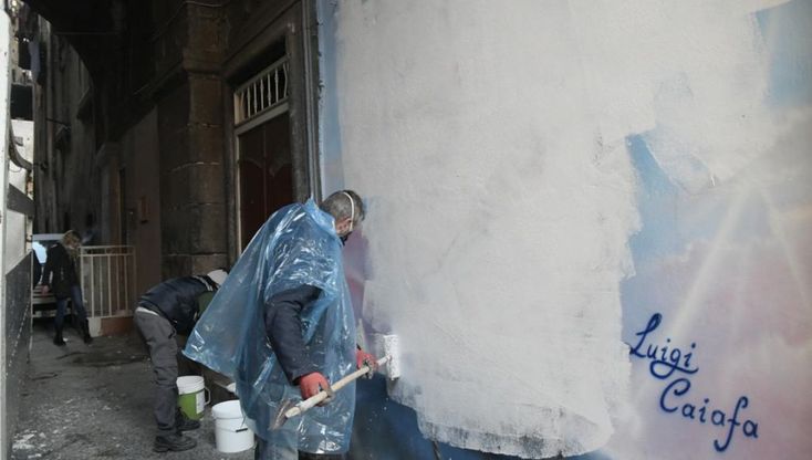 Napoli, rimosso il murale di Luigi Caiafa in via Tribunali