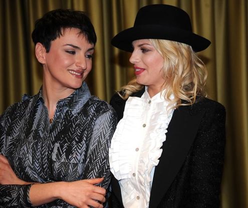 Emma e Arisa, due vallette intonate: "Siate clementi"