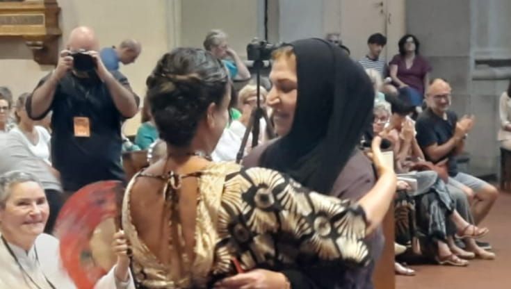 Re-imagine Peace, l’abbraccio tra la madre palestinese e quella israeliana. Noa: “Polemiche tristi”