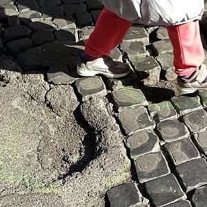 Scempio piazza Trilussa, sampietrini sconnessi buche e toppe di asfalto. "Degrado capitale"