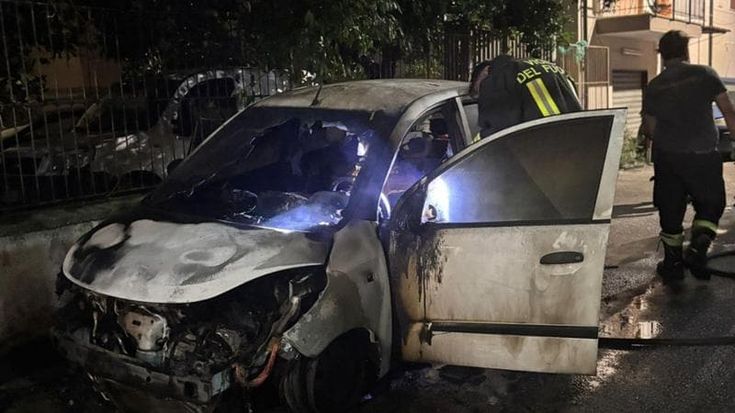 Il biglietto sul parabrezza: "Vuoi il mio posto, prendi anche il mio handicap”. Gli bruciano l’auto