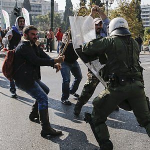 Il governo Tsipras perde i pezzi ma incassa il secondo sì alle riforme