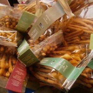Migranti, dove l'integrazione avviene nella fattoria che fabbrica grissini, biscotti e si produce vino rosso