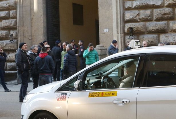 Firenze, tassisti protestano davanti alla prefettura