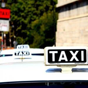 Bolognese tenta di rapinare un taxi che riesce a fuggire