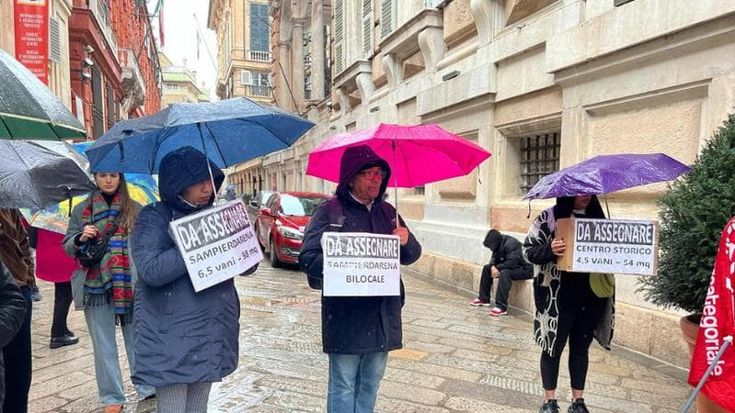 Emergenza case, picchetto sotto Tursi: "Non è vero che non ci sono alloggi vuoti, assegnateli"