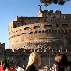 Cade dal muro di Castel Sant'Angelo, &egrave; grave