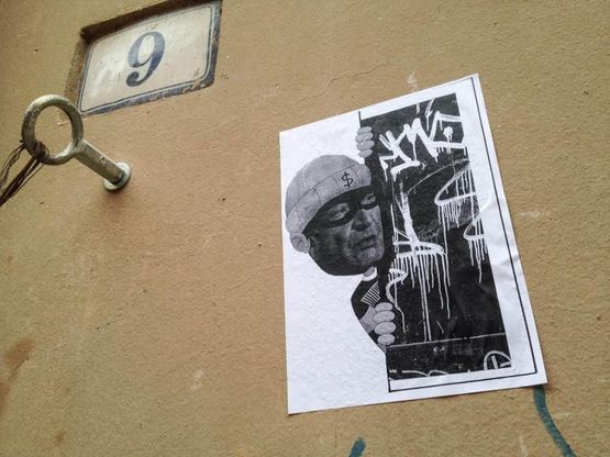 Graffiti "strappati" dai muri, a Bologna cartelli contro Roversi Monaco