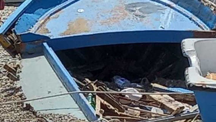 Un cimitero di barche abbandonate ingolfa i due moli dell'Arenella 