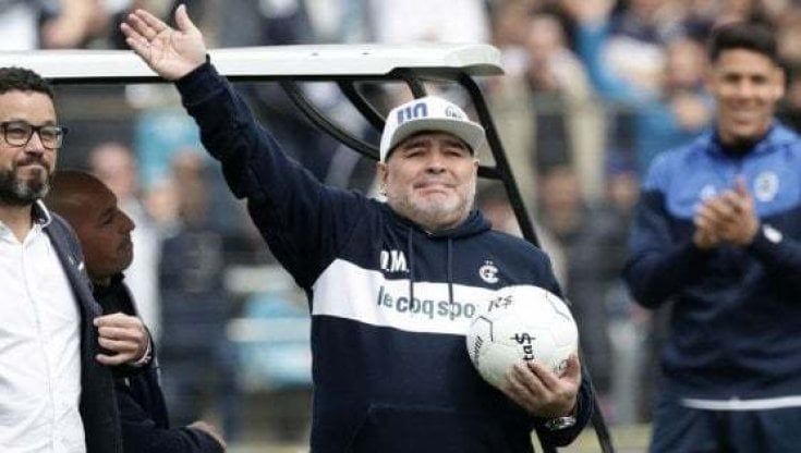 "Maradona poteva salvarsi se ricoverato, è morto dopo 12 ore di agonia": nuovi dettagli dalla perizia della Procura